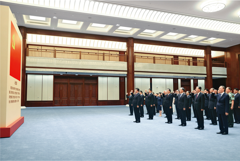 2021年6月18日，黨和國家領導人習近平、李克強、栗戰(zhàn)書、汪洋、王滬寧、趙樂際、韓正、王岐山等在中國共產(chǎn)黨歷史展覽館參觀“‘不忘初心、牢記使命’中國共產(chǎn)黨歷史展覽”。這是參觀結(jié)束后，習近平帶領黨員領導同志一起重溫入黨誓詞。 新華社記者 鞠鵬/攝