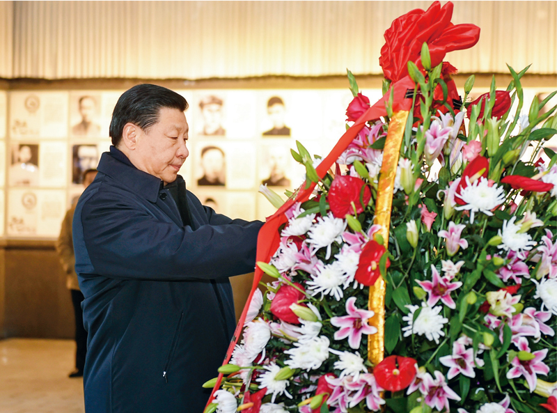 2016年2月1日至3日，中共中央總書記、國家主席、中央軍委主席習近平來到江西，看望慰問廣大干部群眾和駐贛部隊。這是2月2日，習近平在井岡山革命烈士陵園向革命烈士敬獻花籃。 新華社記者 謝環(huán)馳/攝