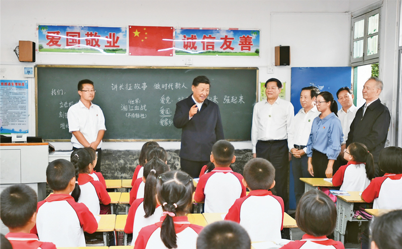 2020年9月16日至18日，中共中央總書記、國家主席、中央軍委主席習近平在湖南考察。這是16日下午，習近平在郴州市汝城縣文明瑤族鄉(xiāng)第一片小學，同正在上思政課的同學們親切交流。 新華社記者 謝環(huán)馳/攝