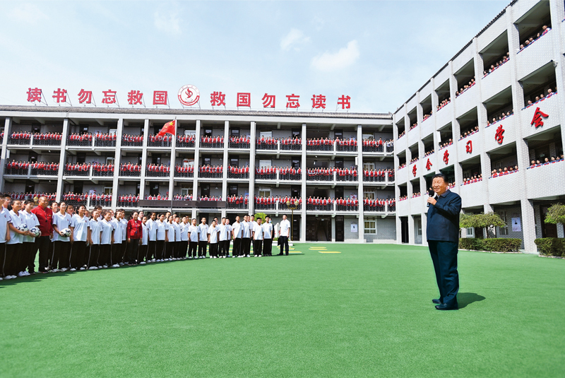 2021年9月13日至14日，中共中央總書記、國家主席、中央軍委主席習近平在陜西省榆林市考察。這是14日上午，習近平在綏德實驗中學考察時，同師生親切交流。 新華社記者 謝環(huán)馳/攝